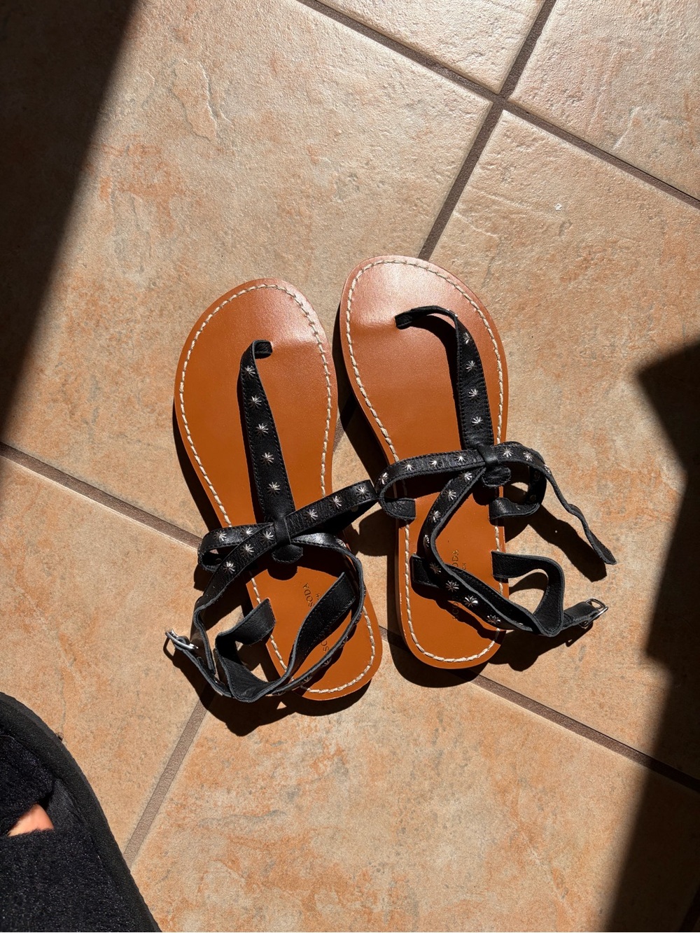 Scotch & Soda Black Strappy Star-Stud Sandals with Brown Footbed